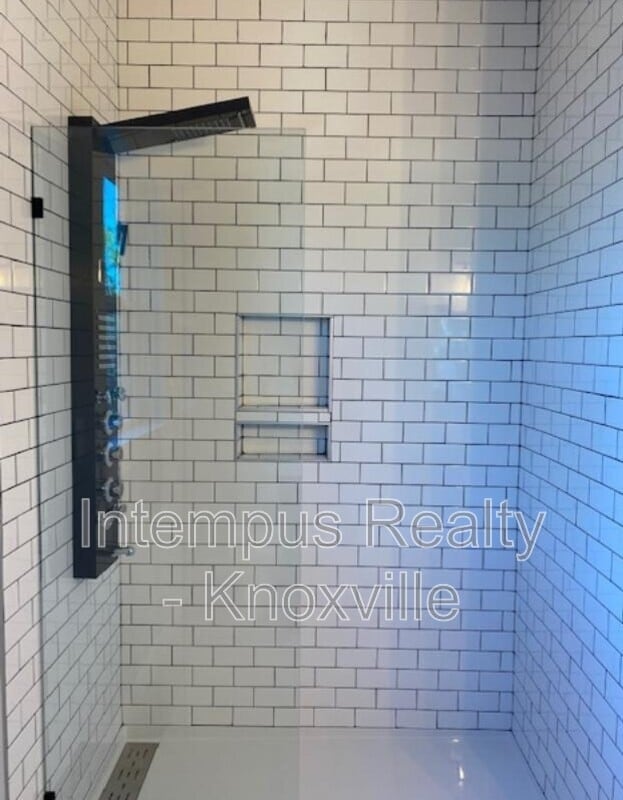 Building Photo - 2308 E 5th Ave