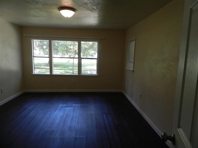 Building Photo - 3015 Thomas Dr