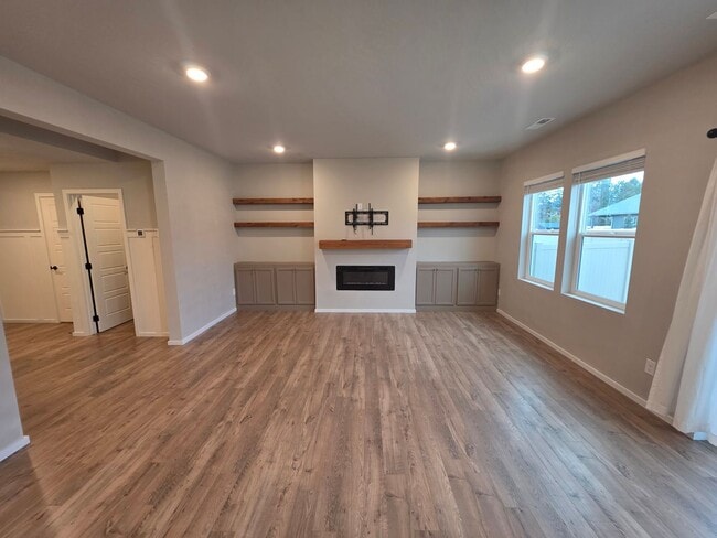 Building Photo - Beautiful Updated Home