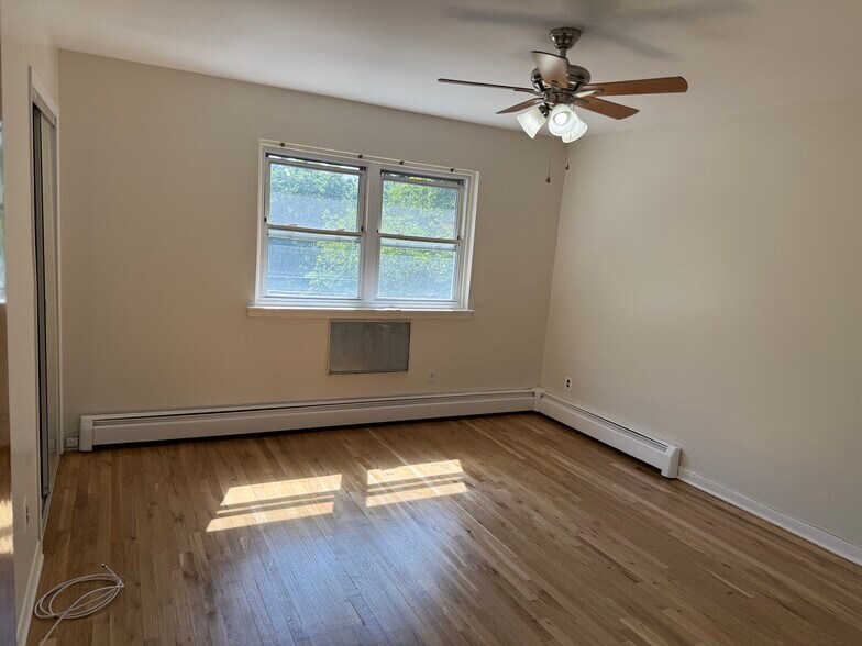 Building Photo - 722 Throggs Neck Expy