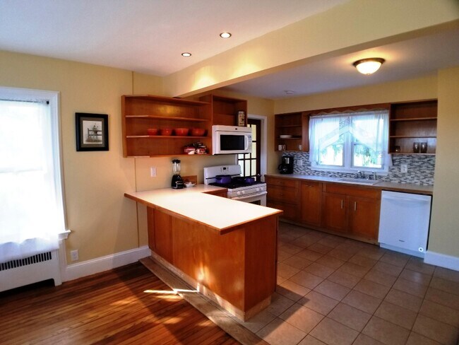 Building Photo - 27 Yasgur Rd