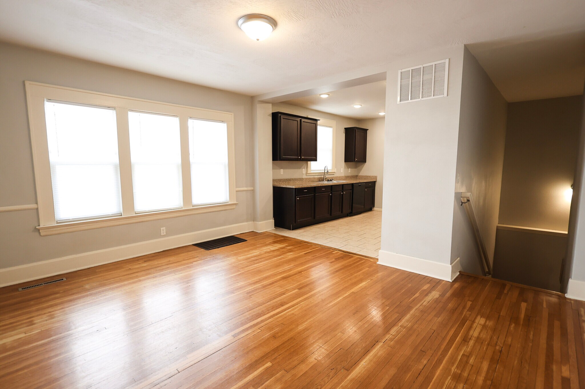 Building Photo - 1351 E Cherry St