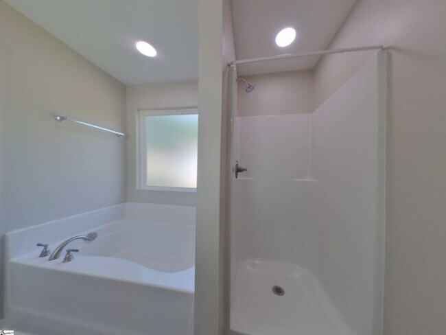 Building Photo - 305 Bonita Dr