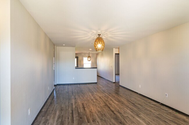 Building Photo - Beautiful 4 Bed 2 Bath in the Heart of Noble!