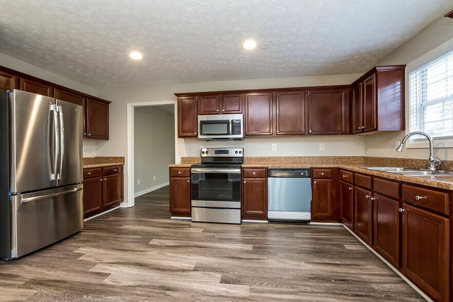 Building Photo - 3391 Kittery Dr SW