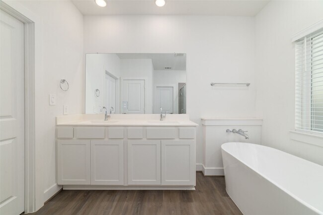 Building Photo - 919 Golden Willow Ln