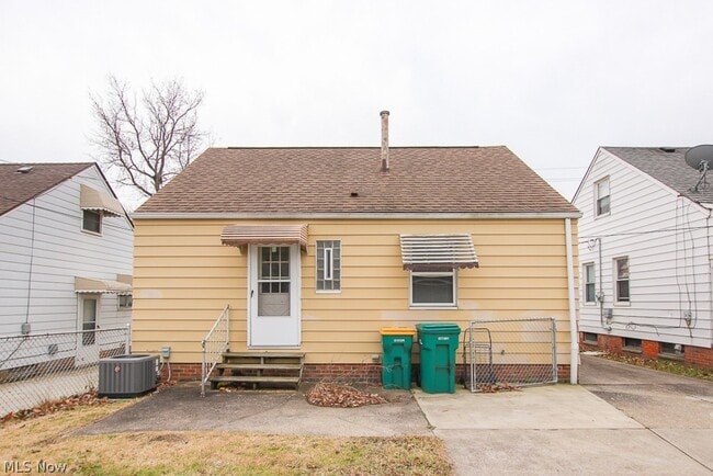 Building Photo - 15305 Rockside Rd