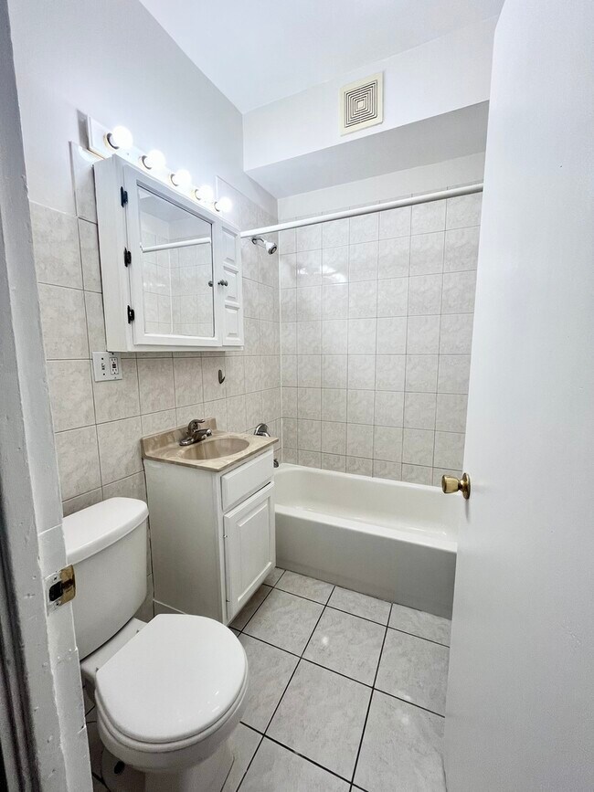 Building Photo - 4300 W Shakespeare Ave