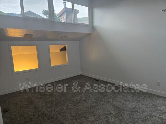 Building Photo - 1296 E Lorl Ln