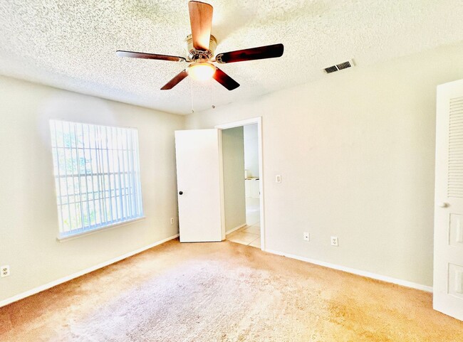 Building Photo - 2550 N Alafaya Trail