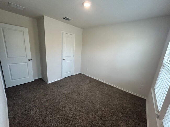 Building Photo - 3 Bedroom 2 Bath