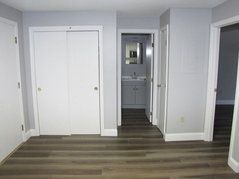 Building Photo - 1225 Bodwell Rd