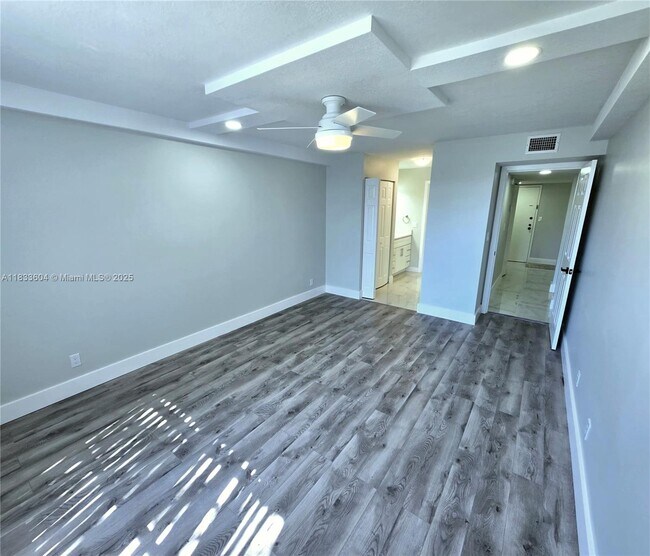 Building Photo - 3710 Inverrary Dr