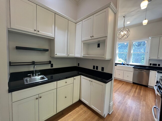 Building Photo - Charming 3 Bed 3.5 Bath home in Southwest ...