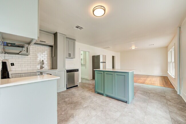 Building Photo - 474 Elm Ave