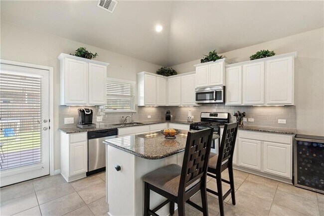 Building Photo - 601 Flag Ln