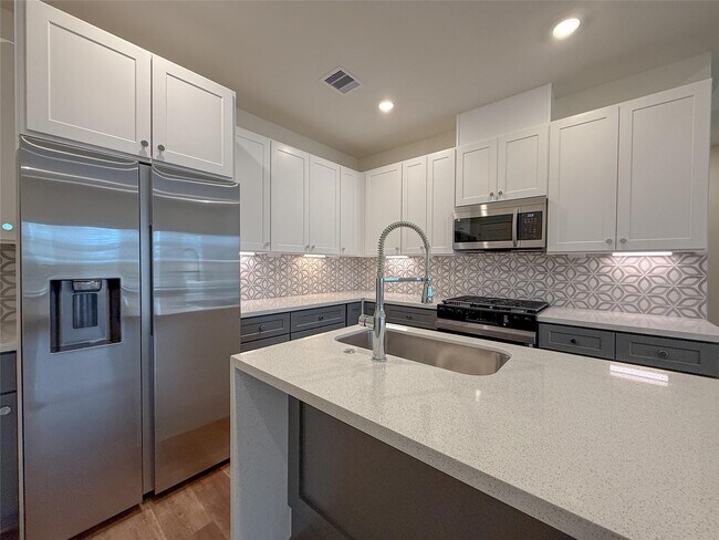 Building Photo - 881 Rachel St