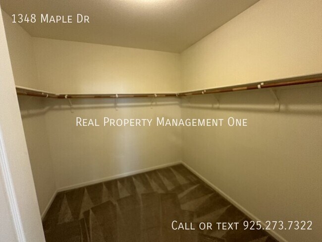 Building Photo - 1348 Maple Dr