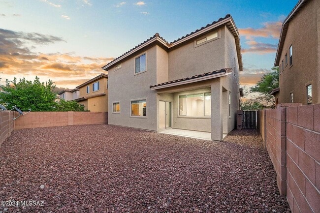 Building Photo - 4 bed/3bath in desirable Paseo Del Rio Community