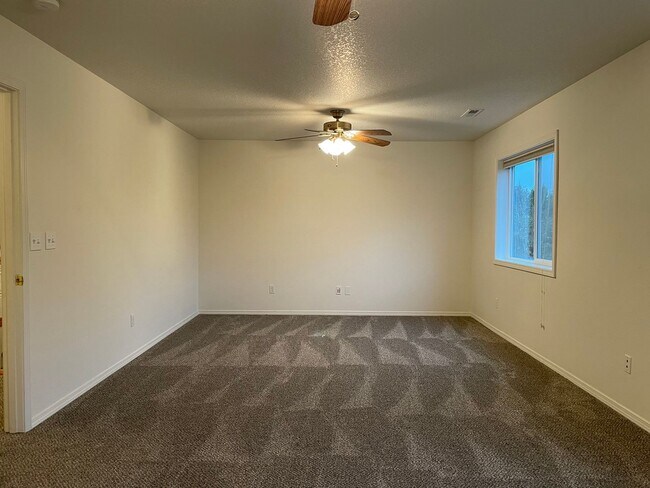 Building Photo - ***HALF MONTH RENT FREE***FANTASTIC 4 Bed 2.5 Bath Home in Salmon Creek! HUGE side yard and back ...