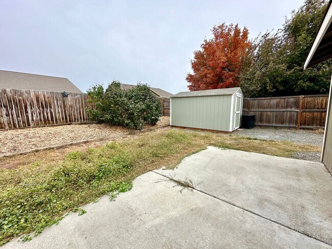 Building Photo - Charming 3 Bedroom Home