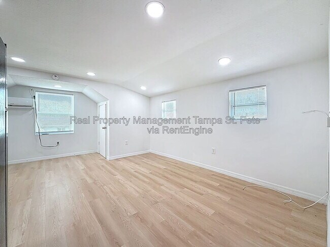Building Photo - 618 17th Ave S
