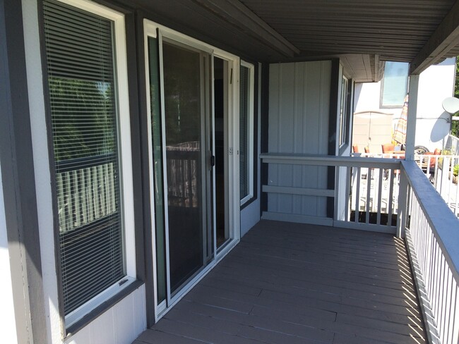 Building Photo - Lakefront Duplex!