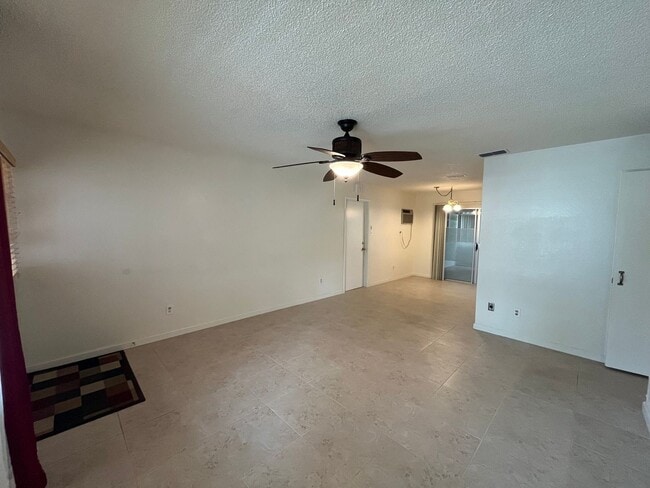 Building Photo - Spacious 3 bed 1 bath plus bonus room! Pet friendly with nice size back yard