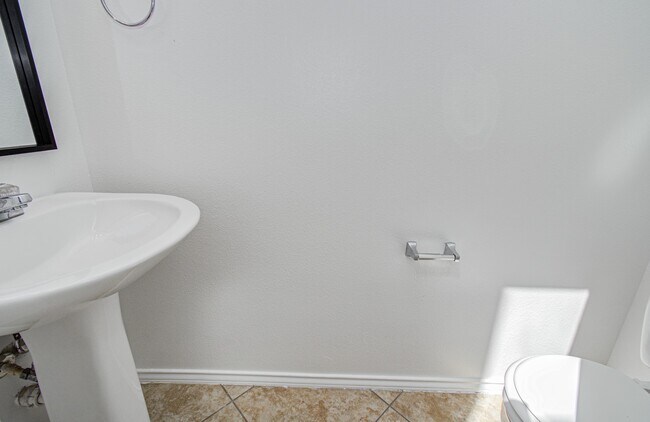 Building Photo - 743 Hallsleigh Ln