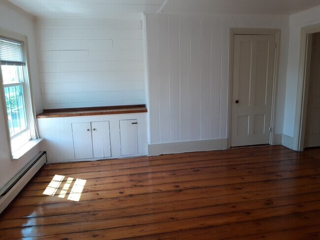 Building Photo - 334 Bunker Hill St