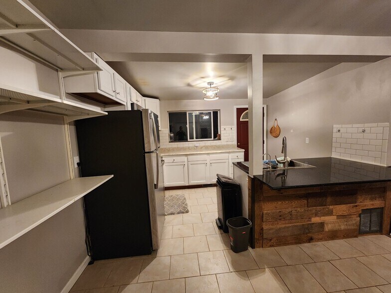 Building Photo - 671 W Clark Rd