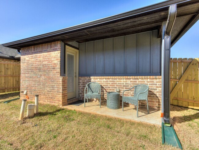 Building Photo - Cozy 3-Bed Retreat in Yukon - Fully Furnished & All Utilities Included