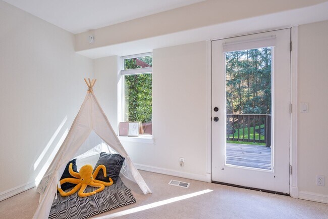 Building Photo - PRICE REDUCTION 5 Bedroom Home in the Sought-After Hillshire Estates of Bull Mountain