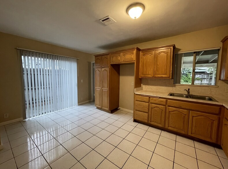 Building Photo - 11849 Allard St