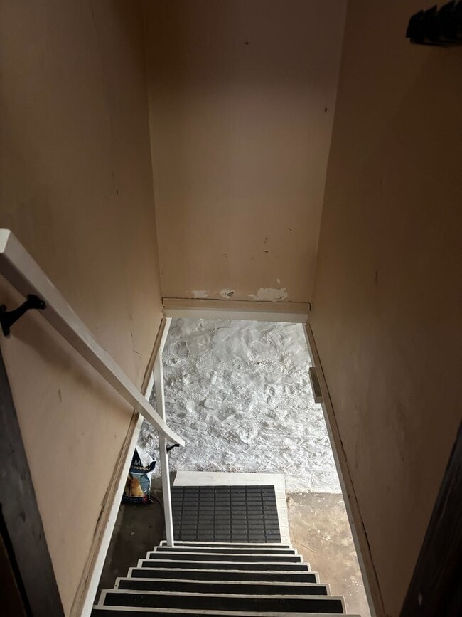 Building Photo - Completedly Remodeled 2+ Bedroom Home