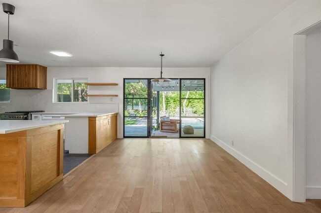 Building Photo - 1604 Elmhurst Dr