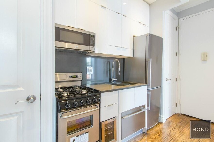 Primary Photo - 202 E 13th St