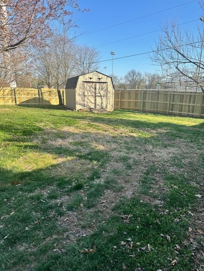 Building Photo - ALL BRICK HOME IN NIXA Located in McCroske...