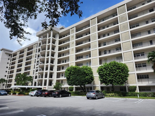 Building Photo - 3250 N Palm Aire Dr