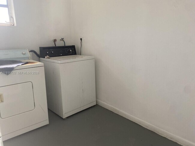 Building Photo - 5904 SW 27th St