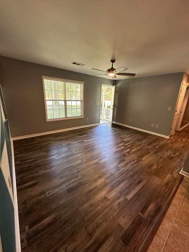 Building Photo - Get your lake therapy on, with this 3br 1ba close to the lake!