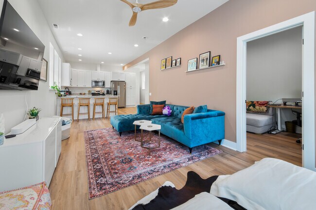 Building Photo - 824 N Maplewood Ave