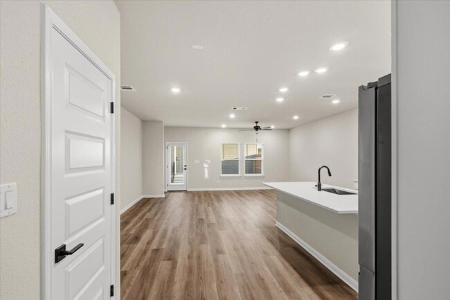 Building Photo - 5900 Whisper Creek Dr