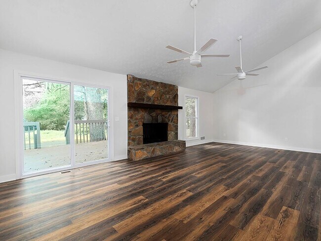 Building Photo - 2506 Kingsley Dr NE