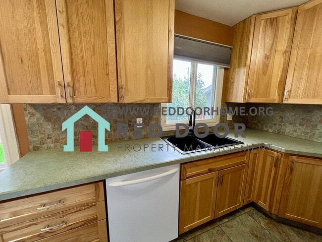 Building Photo - 2-Bedroom House with Finished Basement, and Double Car Garage