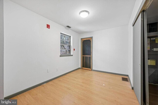 Building Photo - 2036 Mt Vernon St