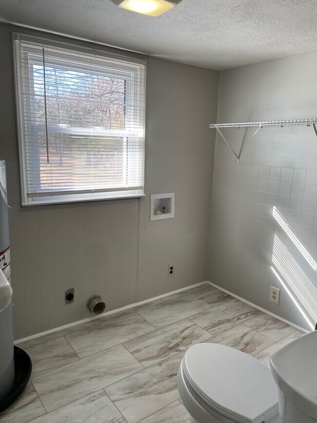 Building Photo - NICE CLEAN COUNTRY HOME, 3 BDRM 1.5 BA $1,300 RENT AND $1,300 DEPOSIT