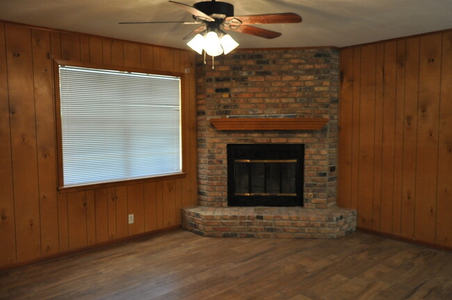 Building Photo - COMING SOON! 3 Bedroom 1.5 Bath Rental in ...