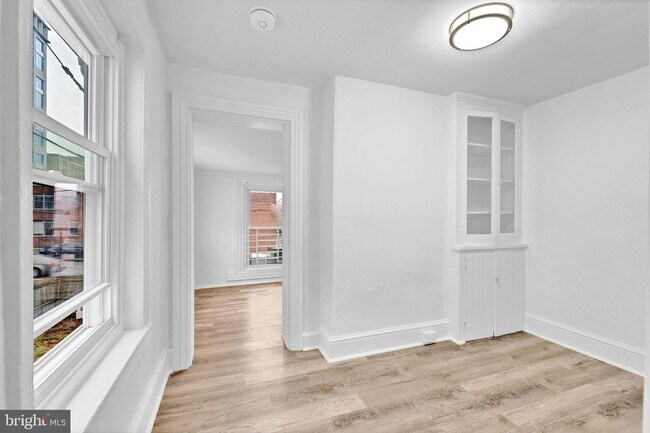 Building Photo - 28 W Airy St