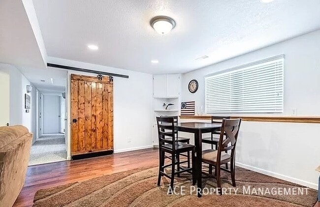 Building Photo - 112 Viking Dr